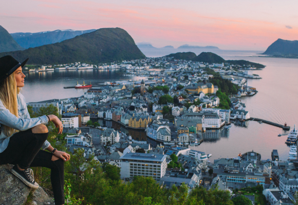 Bilde 1 Aksla-Ålesund-foto-Samuel-Taipale-VisitNorwaycom_xbdkxu_ishuyx